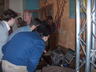 P&eacute;rez Lema, entre outros militantes nacionalistas, agarda os resultados perante unha computadora