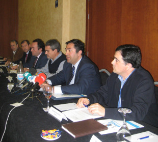 Os respons&aacute;beis dunha ducia de empresas vencelladas &aacute; construci&oacute;n exixiron medidas inmediatas para rematar cos problemas de liquidez