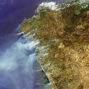 Imaxe do sat&eacute;lite dos incendios galegos de 2006