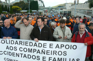 Os traballadores mantiveron unha concentraci&oacute;n en solidariedade coas v&iacute;timas do sinistro