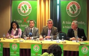 Xoan Gato, acompa&ntilde;ado da alcaldesa de Valdovi&ntilde;o (Isabel &Aacute;lvarez), do alcalde de Neda (Xos&eacute; Ignacio Cabez&oacute;n) e do avogado de Terra Galega