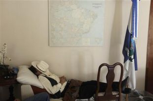 Zelaya permanece refuxiado na sede diplom&aacute;tica brasileira
