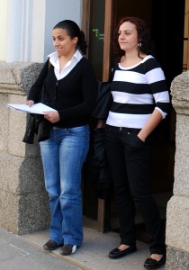 Iria Aboi, acompa&ntilde;ada dunha compa&ntilde;eira de partido, despois de presentar a queixa