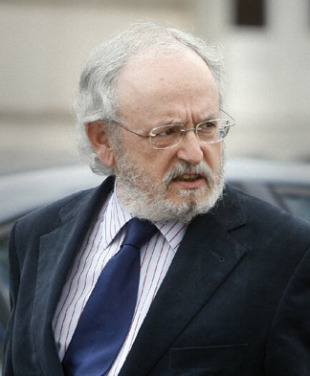 Luciano Varela, quen sentar&aacute; a Garz&oacute;n no banco dos acusados, foi maxistrado da Audiencia de Pontevedra durante 23 anos