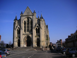 Un dos seus atractivos tur&iacute;sticos &eacute; a colexiata de Notre-Dame e Saint-Laurent
