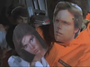 Alg&uacute;ns dos participantes usaron m&aacute;scaras para remedaren os actores orixinais