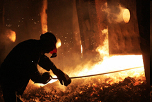 Na imaxe, fundici&oacute;n ucra&iacute;na: o apoio ao sector do aceiro &eacute; unha das claves da axuda, segundo o FMI