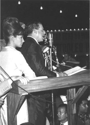 Jo&atilde;o Goulart, con Maria Tereza ao seu car&oacute;n, no hist&oacute;rico discurso do 13 de marzo de 1964 na Esta&ccedil;&atilde;o Central do Brasil, ante 150 mil persoas