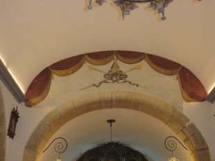 Estado do mural de Ar&iacute;ns antes e despois da restauraci&oacute;n