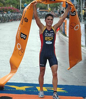O galego, no momento de atravesar a meta e proclamarse Campi&oacute;n do Mundo, no novembro pasado (Foto: EFE)