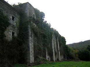 Fachada derru&iacute;da do Mosterio de Monfero / Foto:manuelgago.org