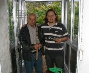 Aitor facendo unha billarda co seu av&oacute;