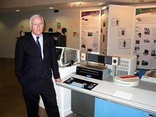 R&iacute;os posa coa unidade central do IBM 1130, nunha exposici&oacute;n no Cesga en 2002