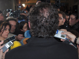 Os xornalistas ateig&aacute;ronse ao redor de Quintana para escoitar as s&uacute;as primeiras valoraci&oacute;ns