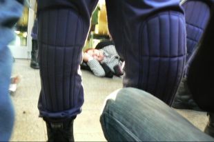 Unha das traballadoras que protestaban fronte ao edificio da Xunta, esta cuarta feira en Vigo / Foto: Z&eacute;lia Garcia