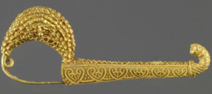 Fibela. S. VII a.C. Ouro, filigrana e granulaci&oacute;n.