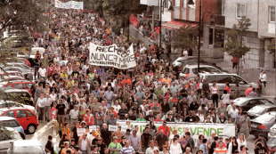 Imaxe dunha das concentraci&oacute;ns m&aacute;is multitudinarias vividas en Cangas contrarias &aacute;s obras