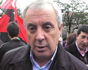 O secretario xeral do PSdeG, Manuel V&aacute;zquez, atendendo a c&aacute;mara de Vieiros