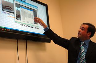 Un dos directivos de Telev&eacute;s mostra o funcionamento da marca de auga  / Foto: M.V.