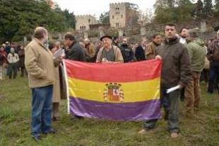 Unhas 300 persoas marcharon cara ao Pazo de Meir&aacute;s, este domingo