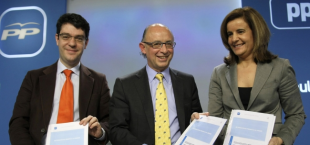 No centro, Crist&oacute;bal Montoro na presentaci&oacute;n do documento de "alternativas do PP fronte &aacute; crise"