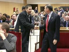 Otegi sa&uacute;da a Ibarretxe na sala, antes de comezar o xu&iacute;zo, a pasada quinta feira