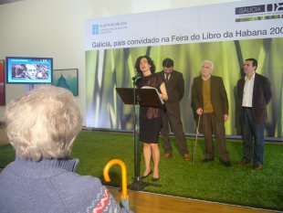&Aacute;nxela Bugallo, na presentaci&oacute;n, acompa&ntilde;ada de Anxo Quintana, Neira Vilas e Luis Bar&aacute;. En primeiro plano, Anisia Miranda