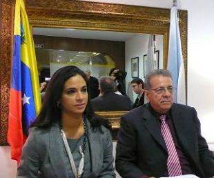 M&oacute;nica Chac&iacute;n c&oacute;nsul de Venezuela en Vigo e o embaixador no Estado espa&ntilde;ol, Isa&iacute;as Rodr&iacute;guez. Foto Xurxo Mart&iacute;nez Crespo