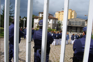 Axentes dentro das instalaci&oacute;ns de Alfageme / Foto: Zelia Garc&iacute;a