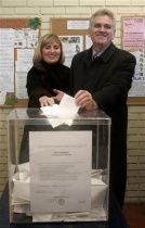 Tomislav Nikolic e a s&uacute;a esposa, este domingo en Belgrado