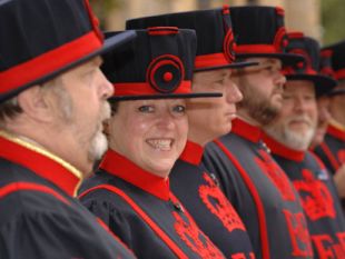 Moira Cameron, leda no momento do seu nomeamento, xunto con varios dos seus compa&ntilde;eiros