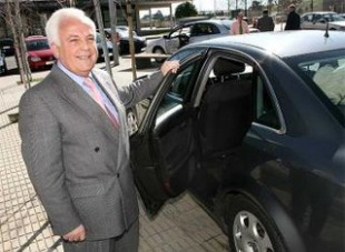 Xos&eacute; Luis Baltar xunto ao seu coche oficial