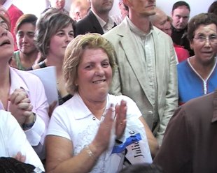 Os veci&ntilde;os participaron da sesi&oacute;n con aplausos e apupos