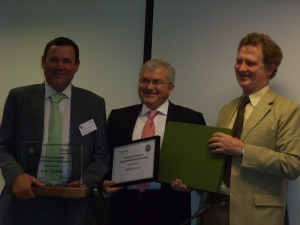 &Aacute; esquerda Xos&eacute; Ant&oacute;n Casais, presidente de Feiraco, e no medio Xos&eacute; Lois Antu&ntilde;a, director xerente da empresa