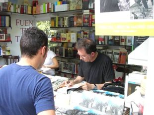 O autor asin&aacute;ndolle un libro a un seu lector