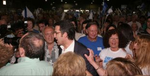 Feijoo coincide co presidente na s&uacute;a visita &aacute; di&aacute;spora arxentina. Na foto, nun mitin tam&eacute;n en Bos Aires