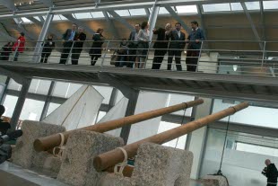 Anxo Quintana, &Aacute;nxela Bugallo, e Pablo Carrera, director do Museo, visitaron as instalaci&oacute;ns