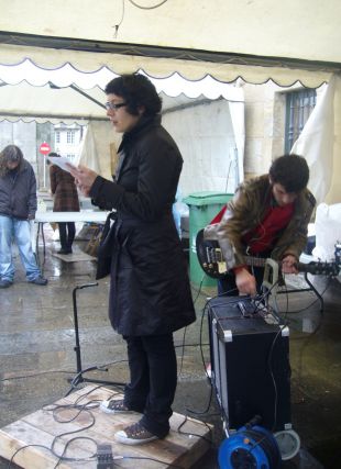 Estevo Creus no Froiz; e Xiana Arias e Leo, na praza de Cervantes, recitaron este s&aacute;bado en Compostela