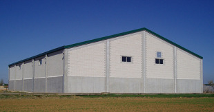 Os concellos dar&aacute;n as licenzas para a construcci&oacute;n de naves e de cortes no rural