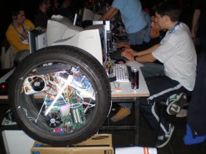 David Barbeito e Fran Balsa, de Bertamir&aacute;ns, "meteron" o seu pc nunha roda