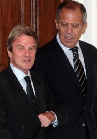 Bernard Kouchner, &aacute; esquerda, co seu hom&oacute;logo ruso, Sergei Lavrov