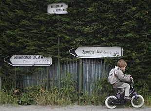 Sinais viarios en Wezembeek-Oppem, vila flamenga nos arredores de Bruxelas, coas indicaci&oacute;ns en franc&eacute;s riscadas