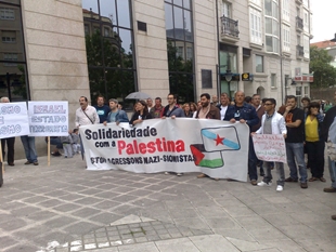 Concentraci&oacute;n en Ferrol diante do edificio da Xunta