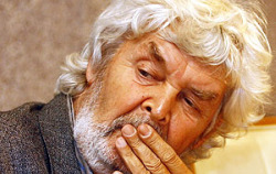 Beiras recibiu o galard&oacute;n, que consiste nun debuxo enmarcado realizado por Isaac D&iacute;az Pardo, unha placa e un Libro dos Amigos.