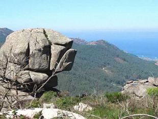 Un dos penedos, neste caso co&ntilde;ecido popularmente como "O ce&ntilde;udo"