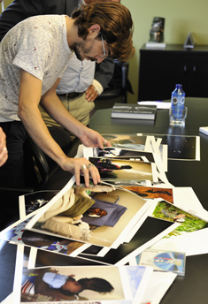 Walter Astrada na entrega da reportaxe ga&ntilde;adora ao Concello de Oleiros