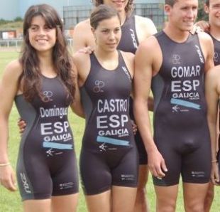 Estefan&iacute;a Dom&iacute;nguez con Saleta Castro e Jes&uacute;s Gomar, na presentaci&oacute;n da selecci&oacute;n galega de triatl&oacute;n en abril