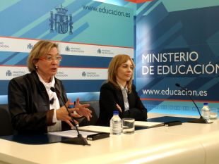Eva Almunia, secretaria de estado de Educaci&oacute;n, e Mar&iacute;a Gara&ntilde;a, presidenta de MS Espa&ntilde;a, asinaron o acordo