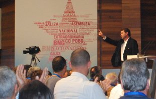 Anxo Quintana sa&uacute;da as persoas participantes