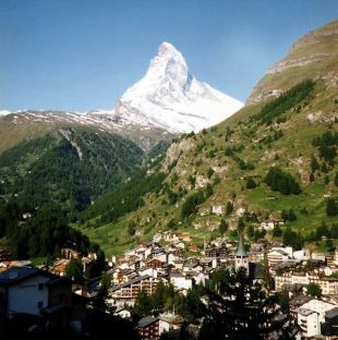 O Monte Cervino, coa localidade su&iacute;za de Zermatt ao seu p&eacute;